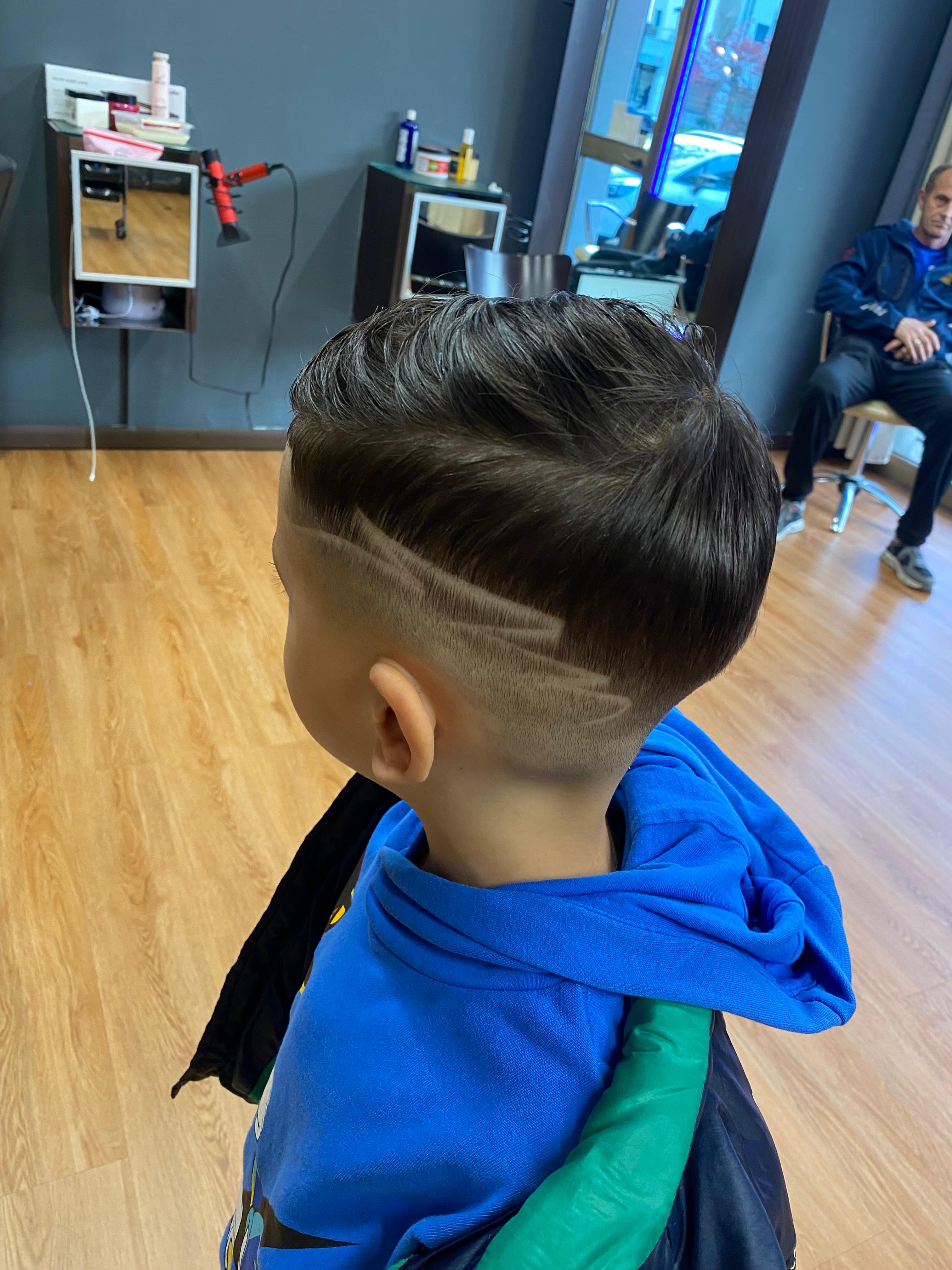 Bambino: fade con design freccia nuca