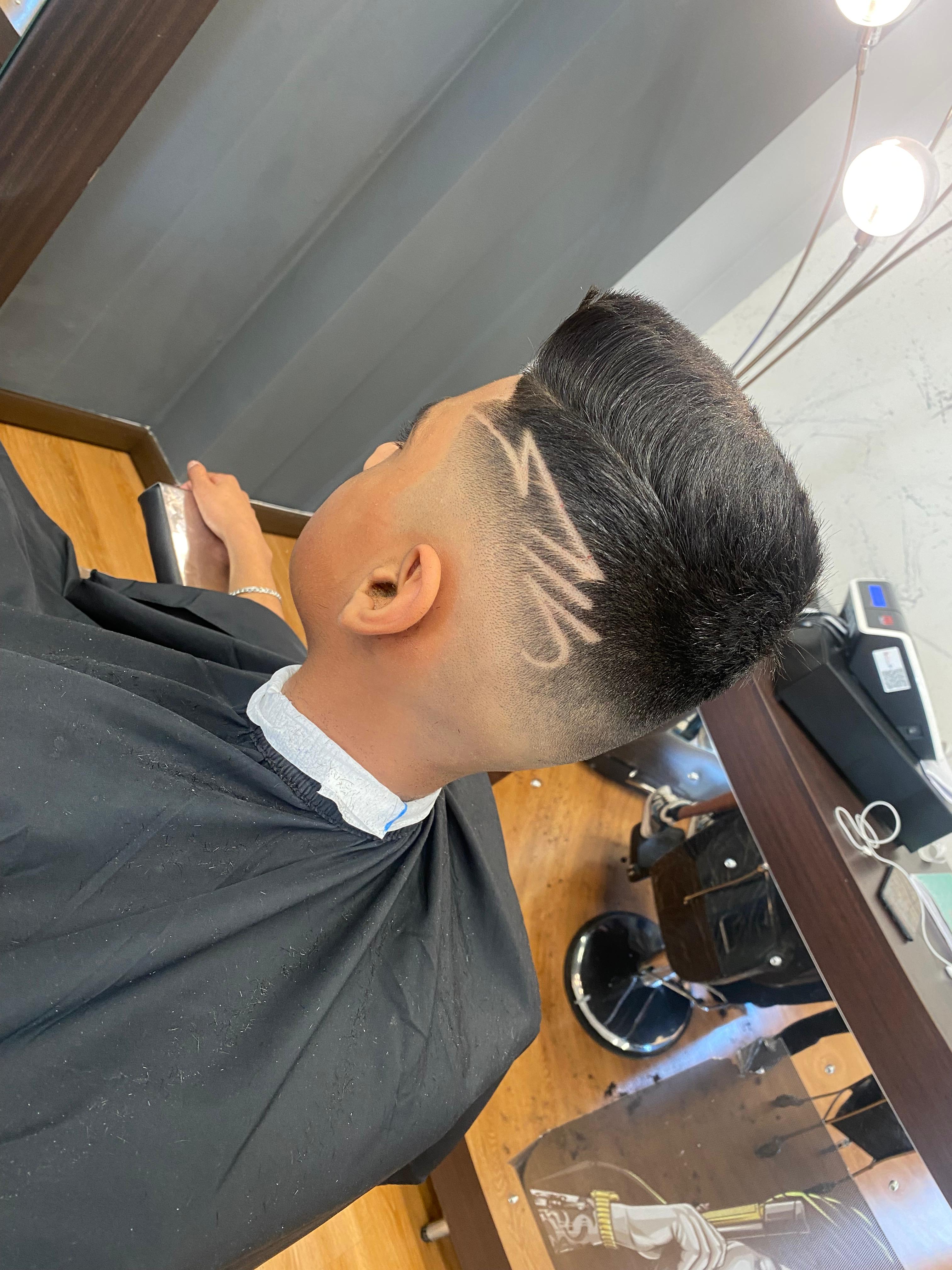 Pompadour con fade e fulmine laterale